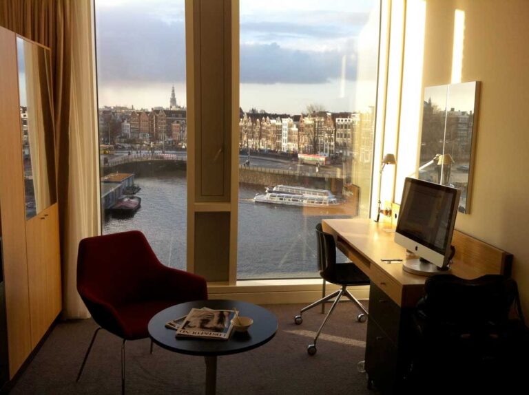 旅行続行不可？アムステルダムの飾り窓をゆく