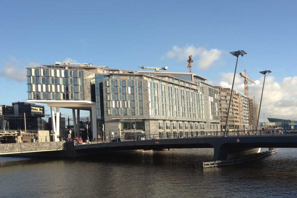 運河沿いにあるダブルツリー バイ ヒルトン ホテル アムステルダム