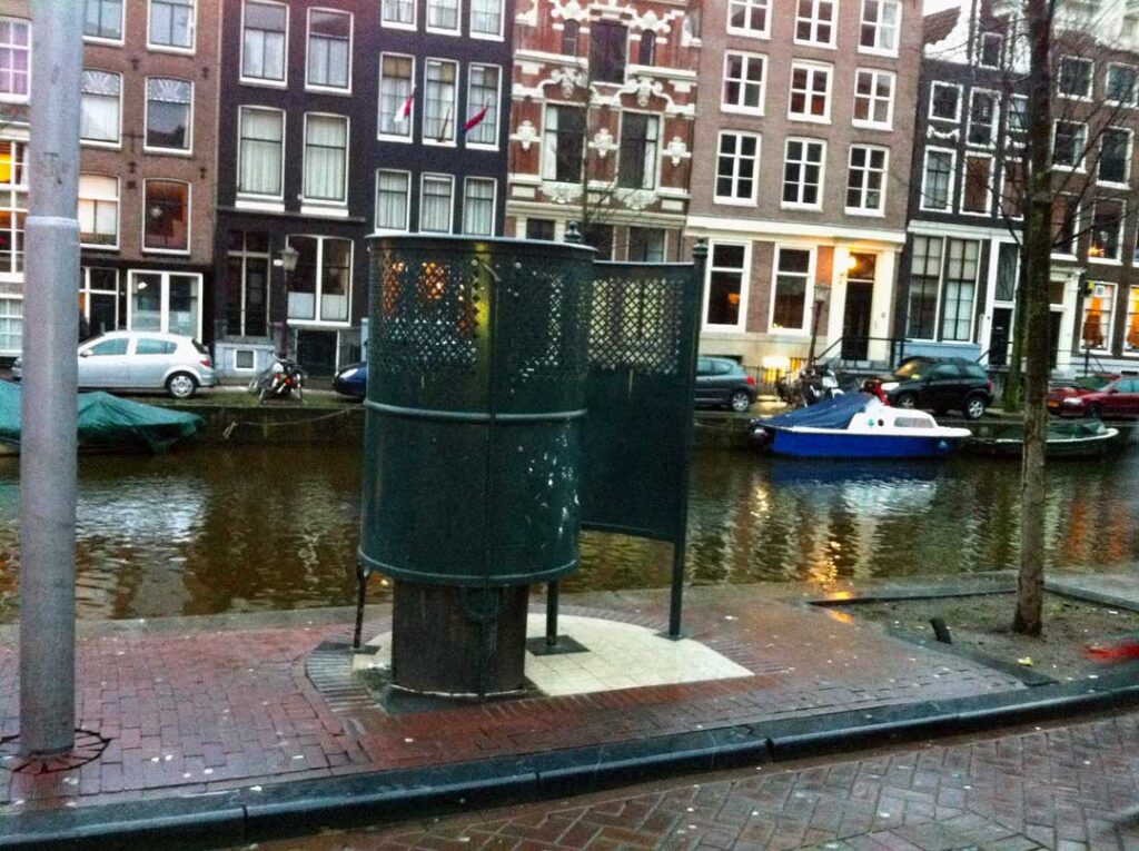 アムステルダムの男性用公衆トイレ