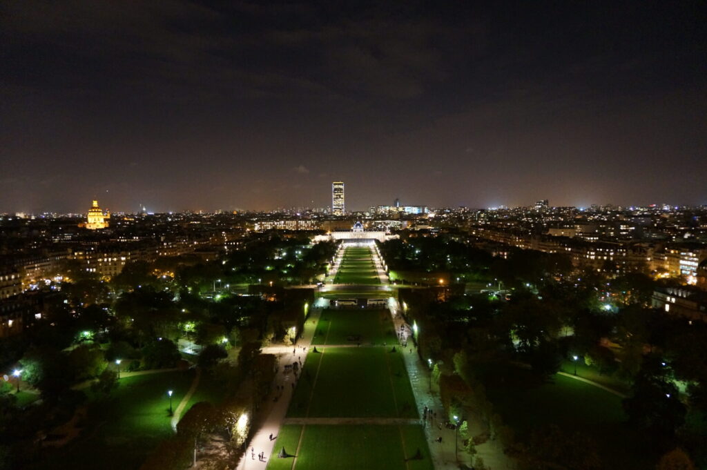 エッフェル塔から見下ろす夜のシャン・ドゥ・マルス公園（友人提供）