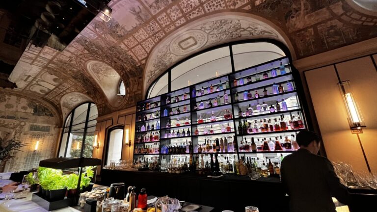 ホテル・ルテシアのバーにて「働きたくないの」