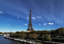 エッフェル塔の料金・入手方法・訪問に最適な時間帯など 晴れた日のエッフェル塔