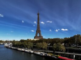 エッフェル塔の料金・入手方法・訪問に最適な時間帯など 晴れた日のエッフェル塔