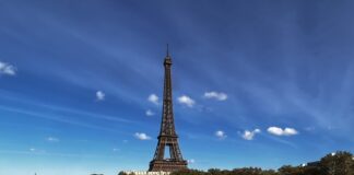 エッフェル塔の料金・入手方法・訪問に最適な時間帯など 晴れた日のエッフェル塔