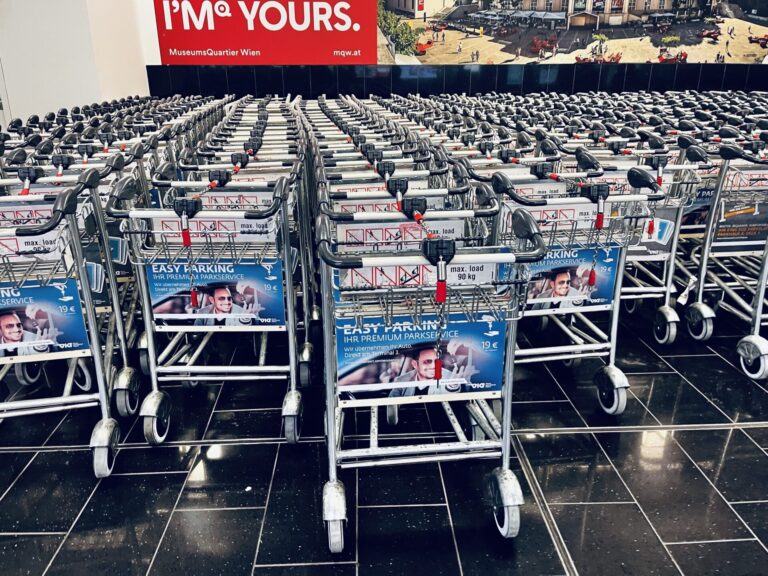 ウィーン国際空港のカートに戸惑う