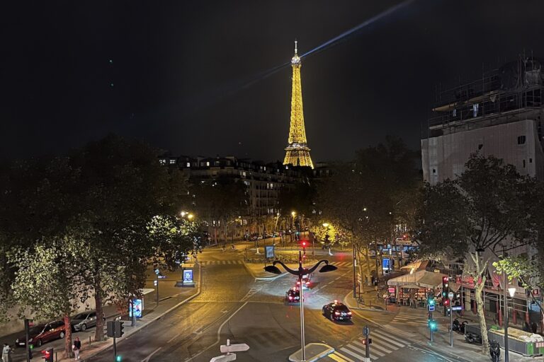 エッフェル塔の絶景ポジション『オテル ラ コムテーズ』