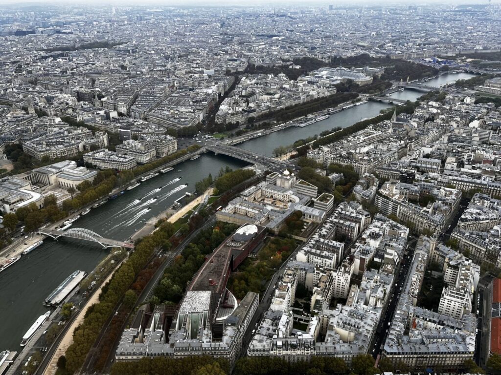エッフェル塔から見下ろすパリの鳥瞰図